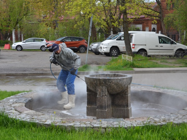 Подготовка фонтана к открытию летнего сезона