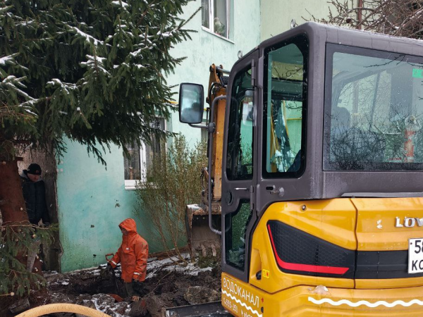 Процесс устранения утечки в поселке Луговое Гурьевского округа