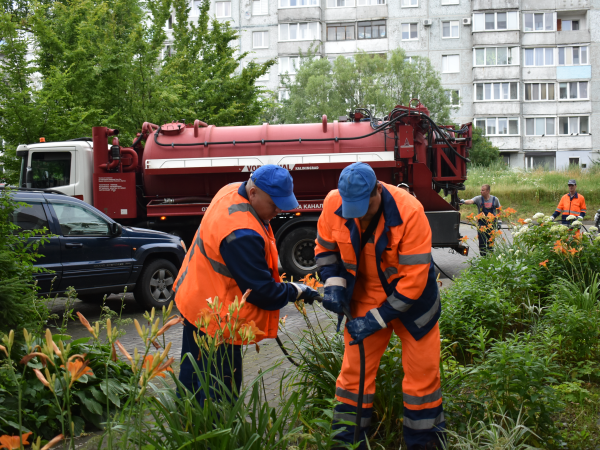 Ведра, табуретки, асфальт. Что специалисты областного "Водоканала" находят в канализации