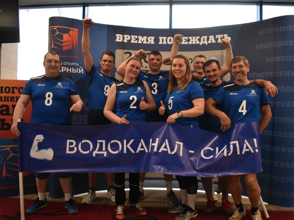 Фотографии первых игр сборной областного «Водоканала» по волейболу в «Корпоративной волейбольной лиге - Высота 56» во Дворце спорта «Янтарный» Калининград.