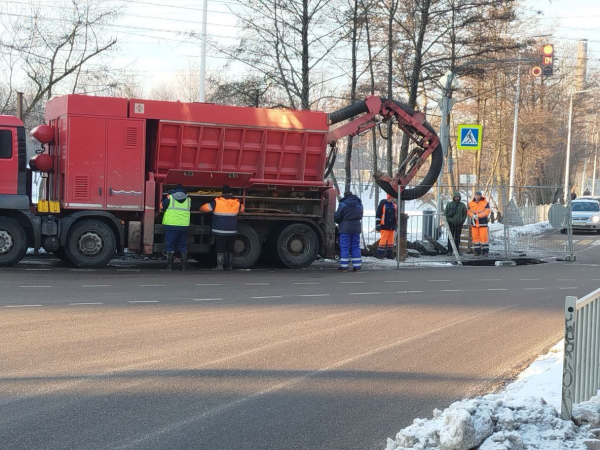 Просадка грунта на пересечении улиц Судостроительной, Батальной и Инженерной под контролем специалистов областного "Водоканала"
