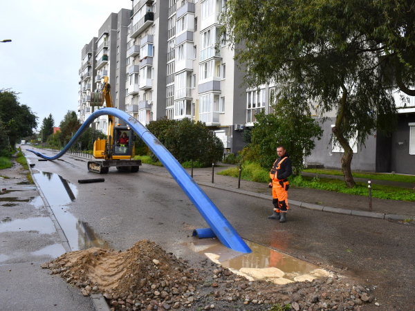 На улице Баженова в Калининграде проложили трубу канализации, не вскрывая дорожное полотно