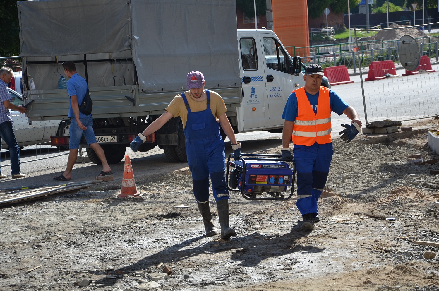 Бригада "Водоканала" продолжает восстанавливать канализационный коллектор на ул. Суворова-Железнодорожная