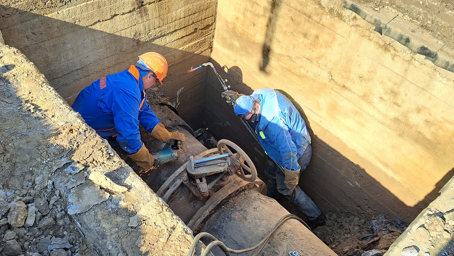 Замена гидрозатворной задвижки диаметром почти 1 метр на ул. Андреевской в Калининграде