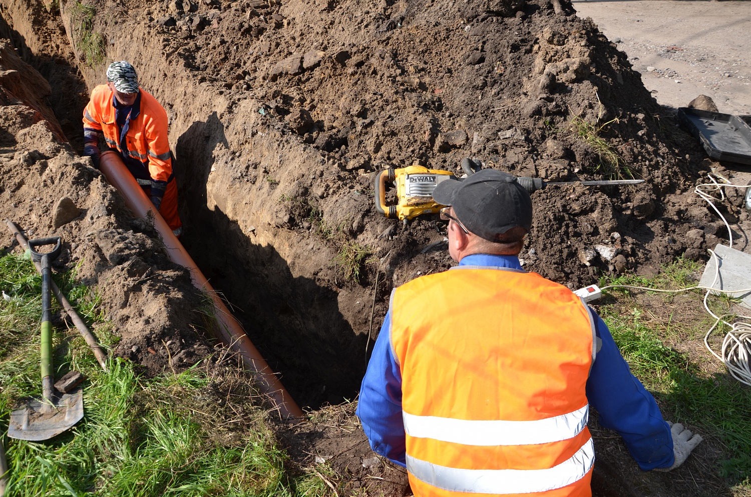 Бригада «Водоканала» заменила канализационную трубу в поселке Береговое г. Ладушкин