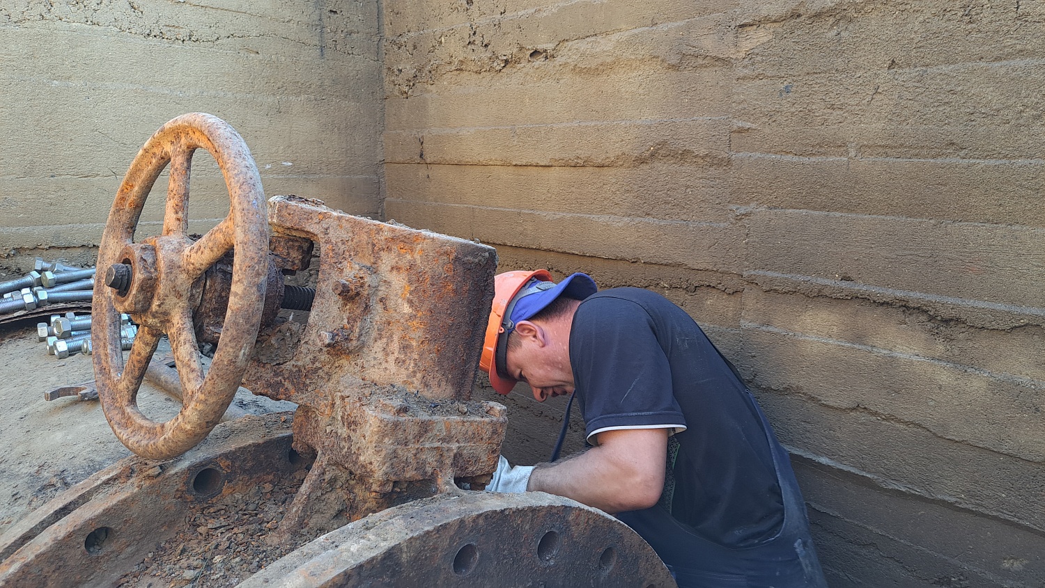 Замена гидрозатворной задвижки диаметром почти 1 метр на ул. Андреевской в Калининграде