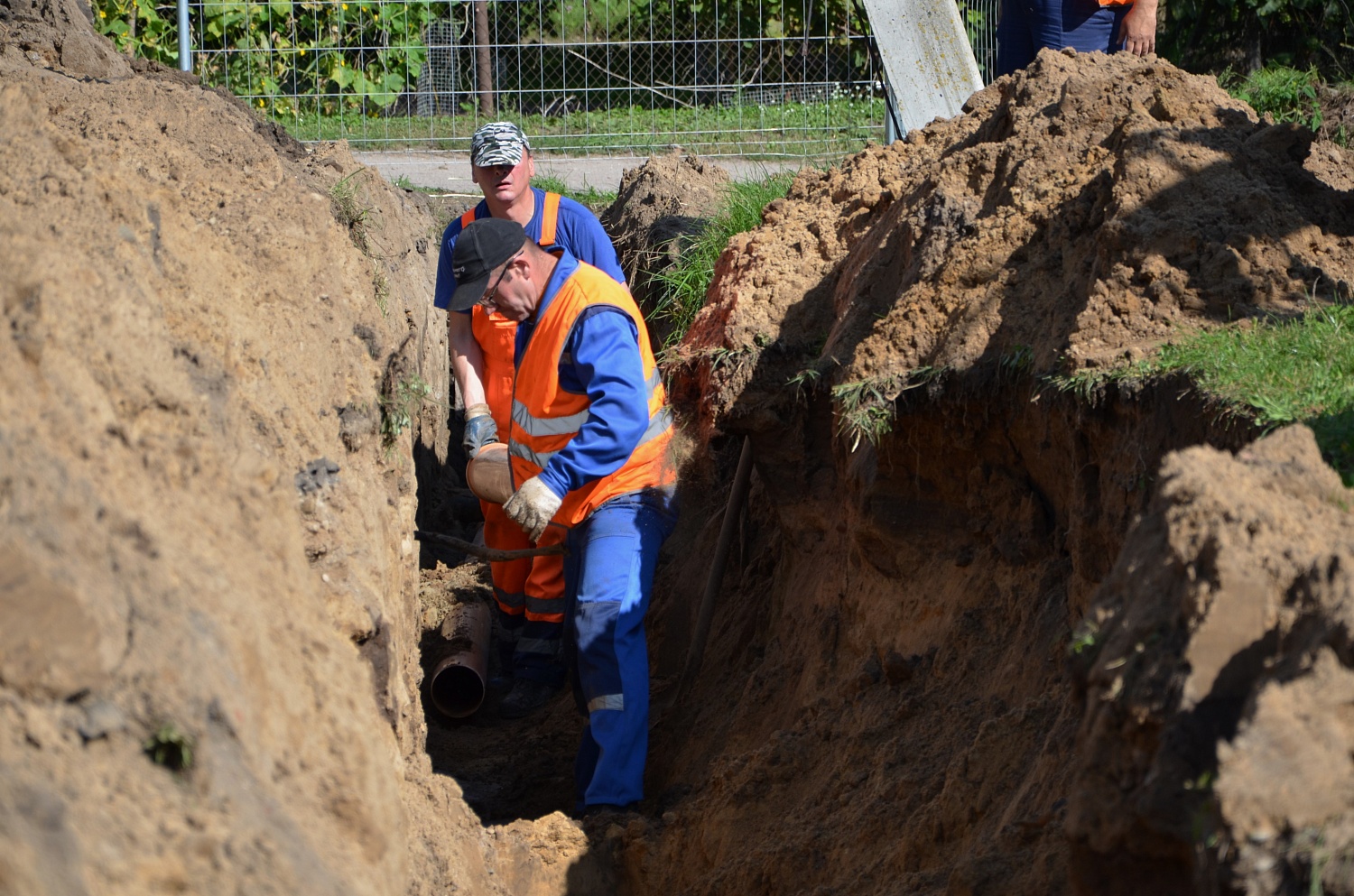 Бригада «Водоканала» заменила канализационную трубу в поселке Береговое г. Ладушкин