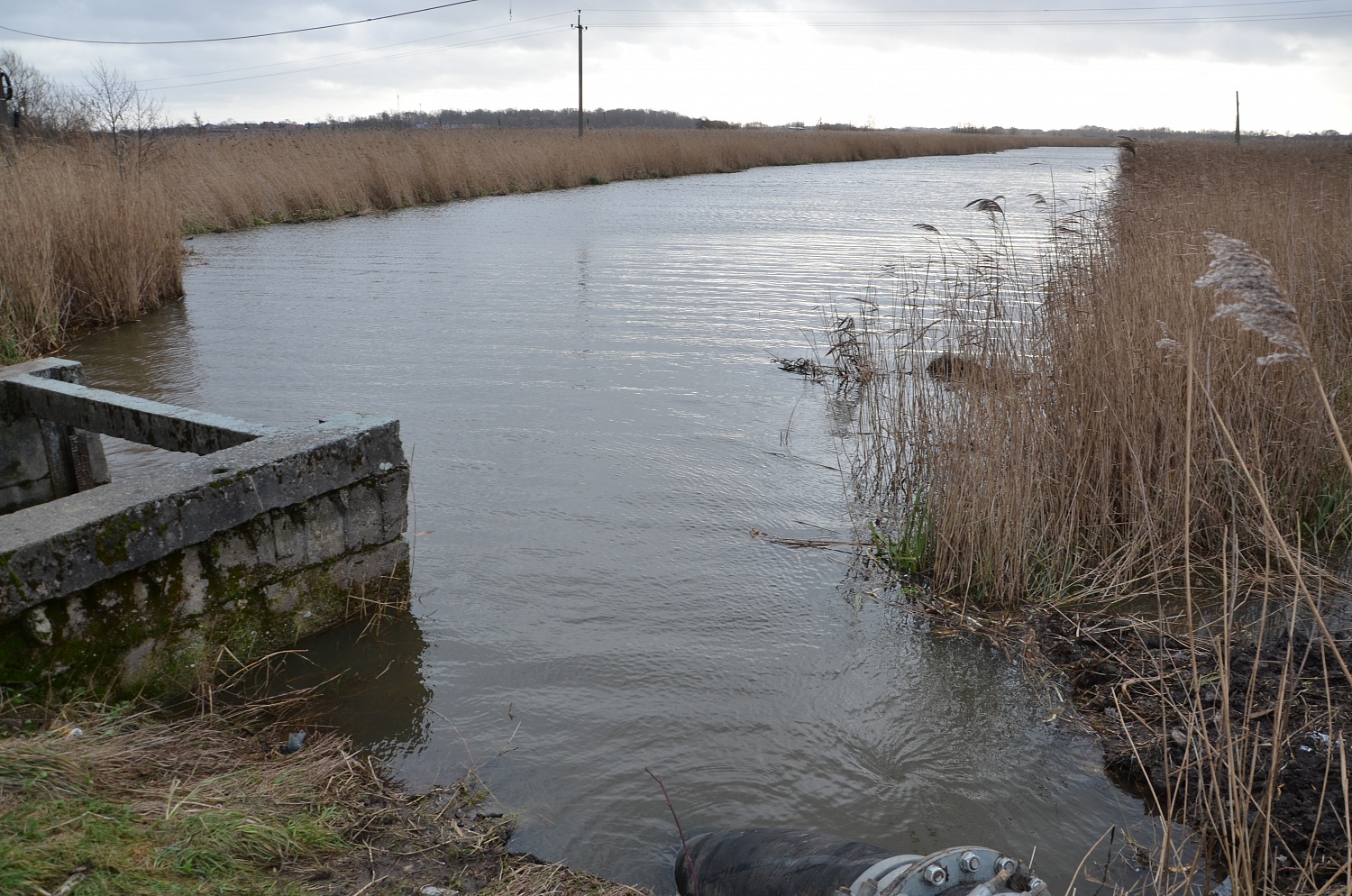 Сотрудники «Водоканала» продолжают работы на реке Тростянка 