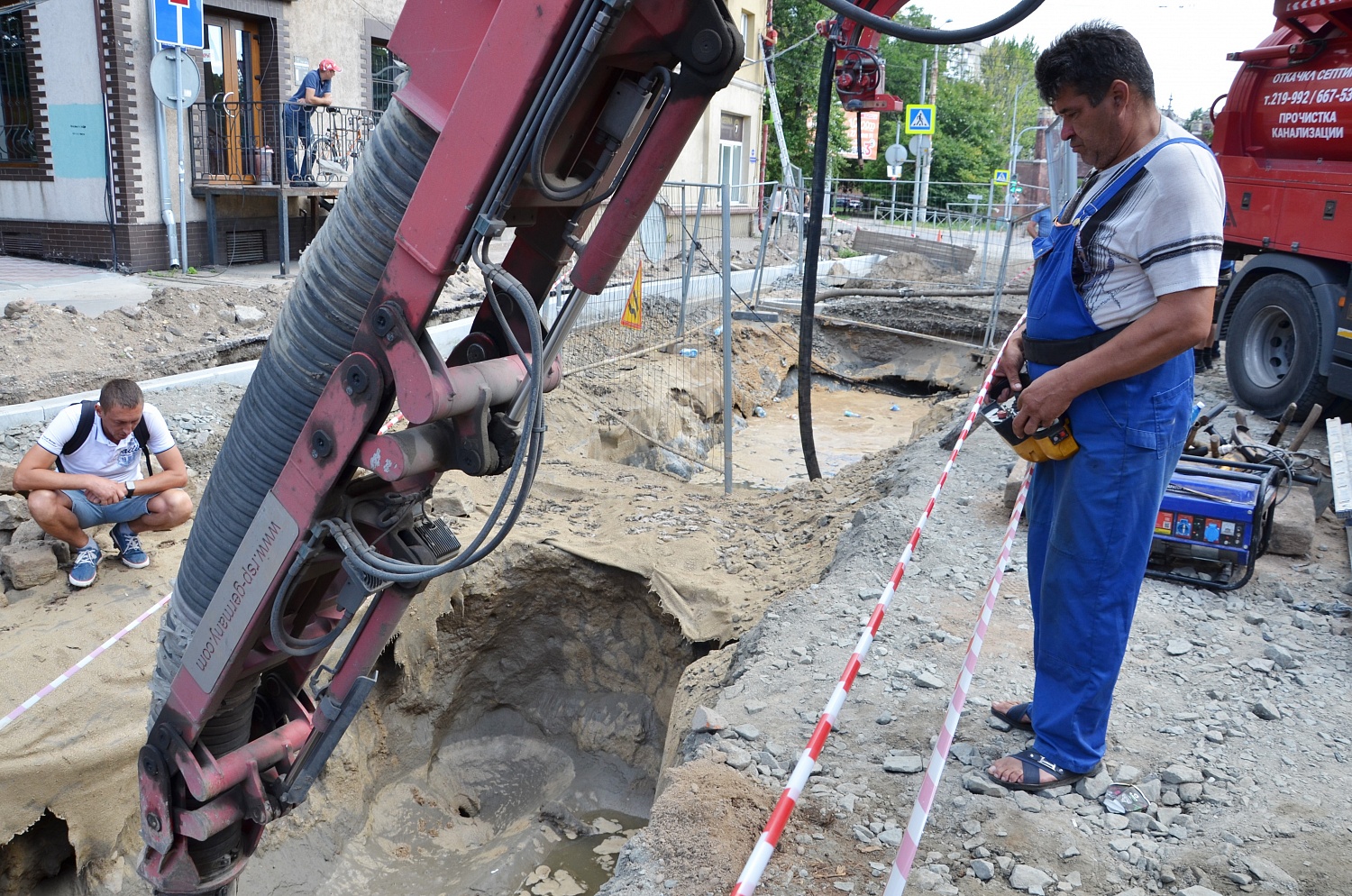 Бригада "Водоканала" продолжает восстанавливать канализационный коллектор на ул. Суворова-Железнодорожная