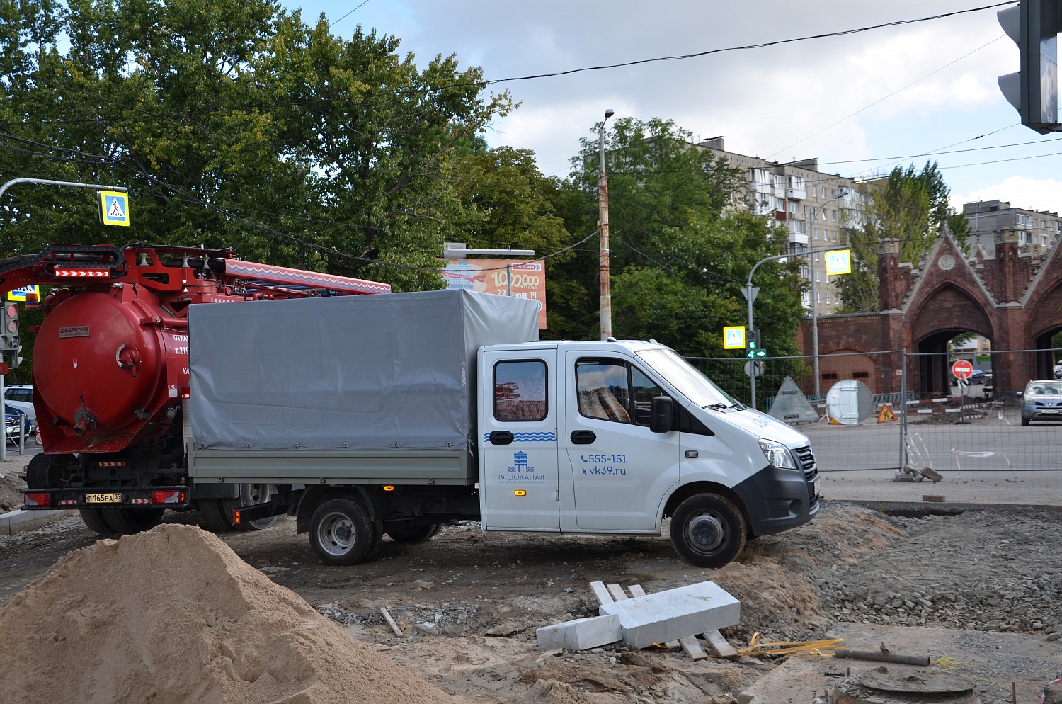 Бригада "Водоканала" продолжает восстанавливать канализационный коллектор на ул. Суворова-Железнодорожная