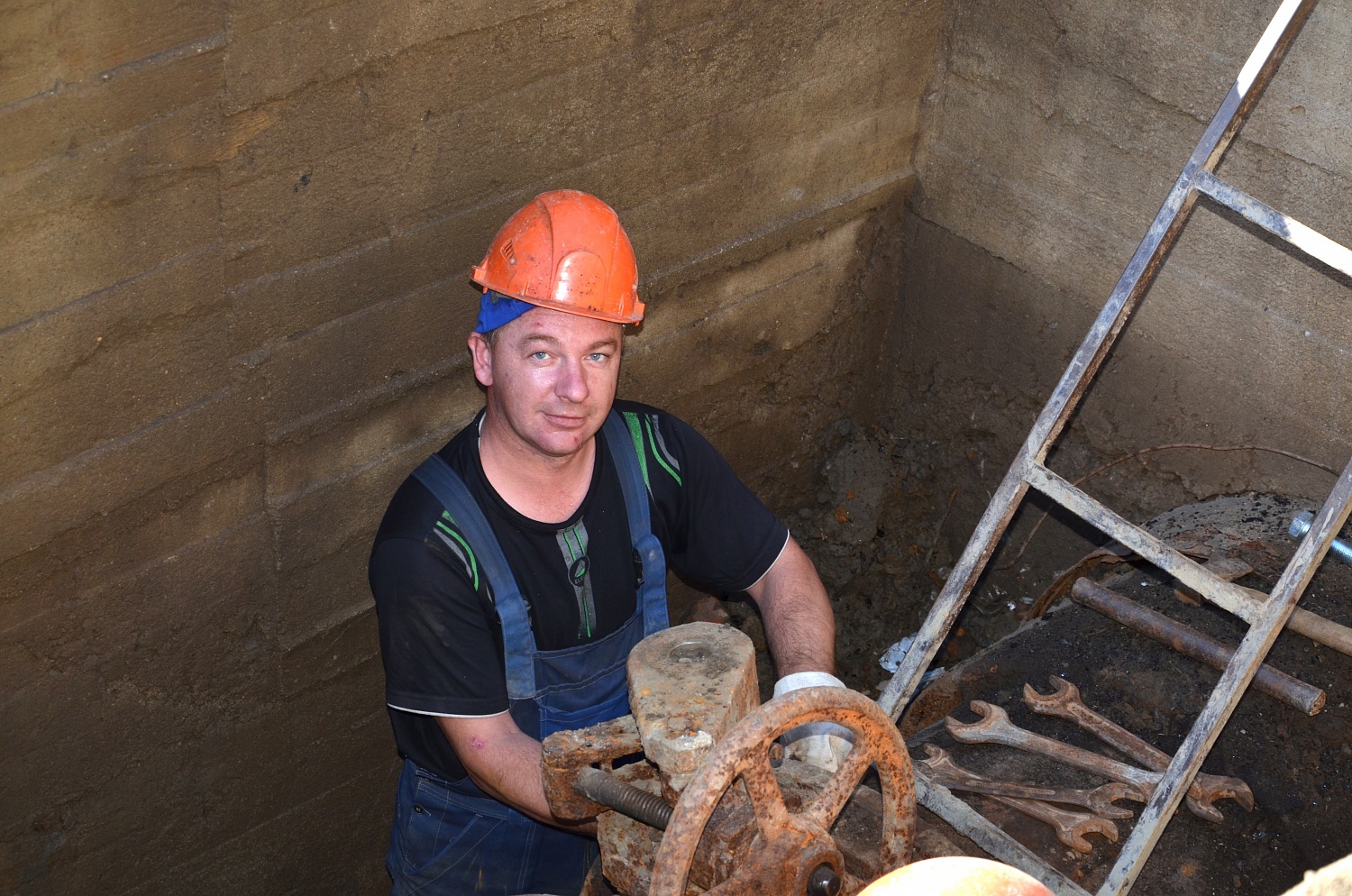 Замена гидрозатворной задвижки диаметром почти 1 метр на ул. Андреевской в Калининграде