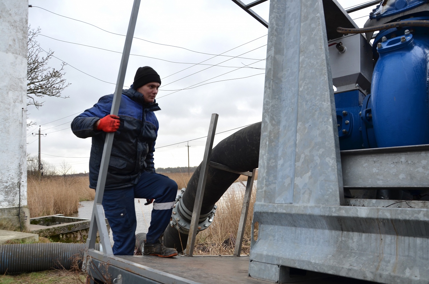 Сотрудники «Водоканала» продолжают работы на реке Тростянка 