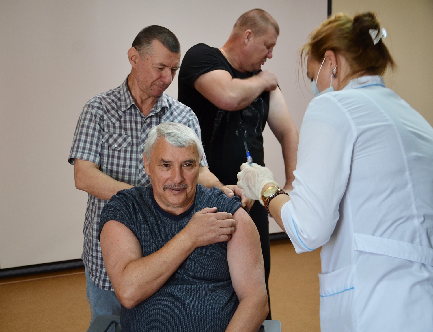 Сегодня сотрудники "Водоканала" получили иммунитет от гриппа перед сезонным подъемом заболеваемости