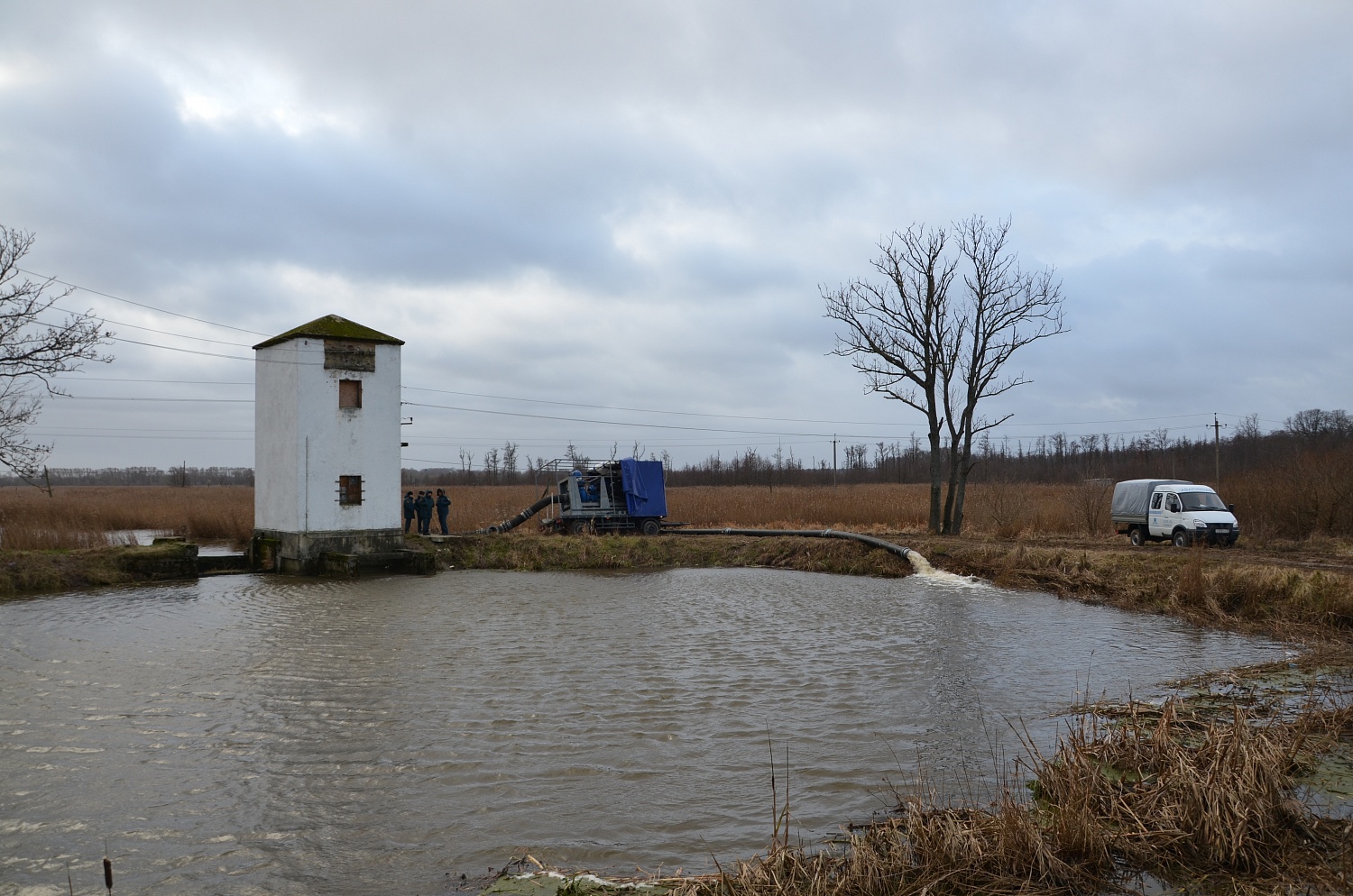 Сотрудники «Водоканала» продолжают работы на реке Тростянка 