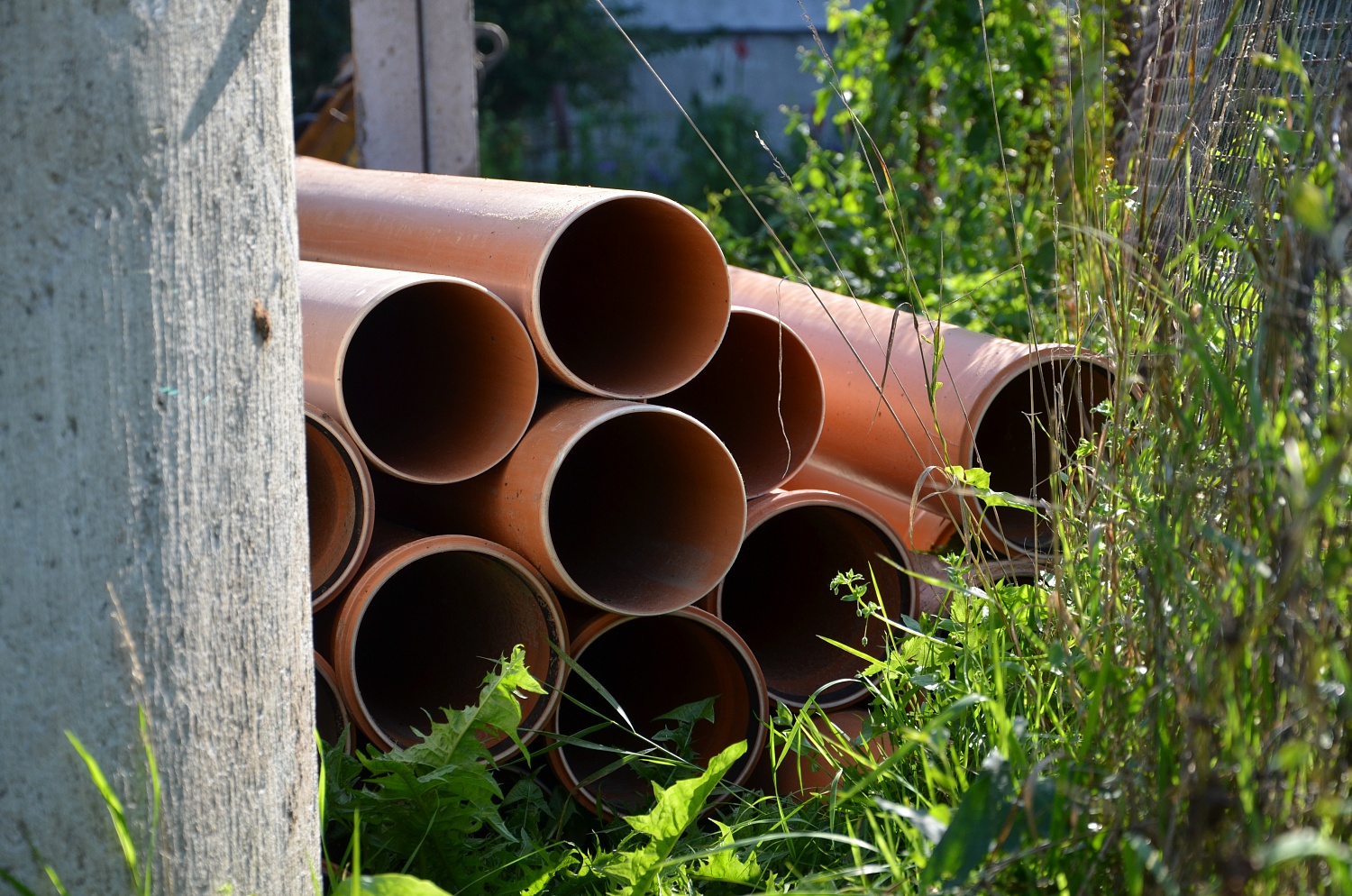 Бригада «Водоканала» заменила канализационную трубу в поселке Береговое г. Ладушкин