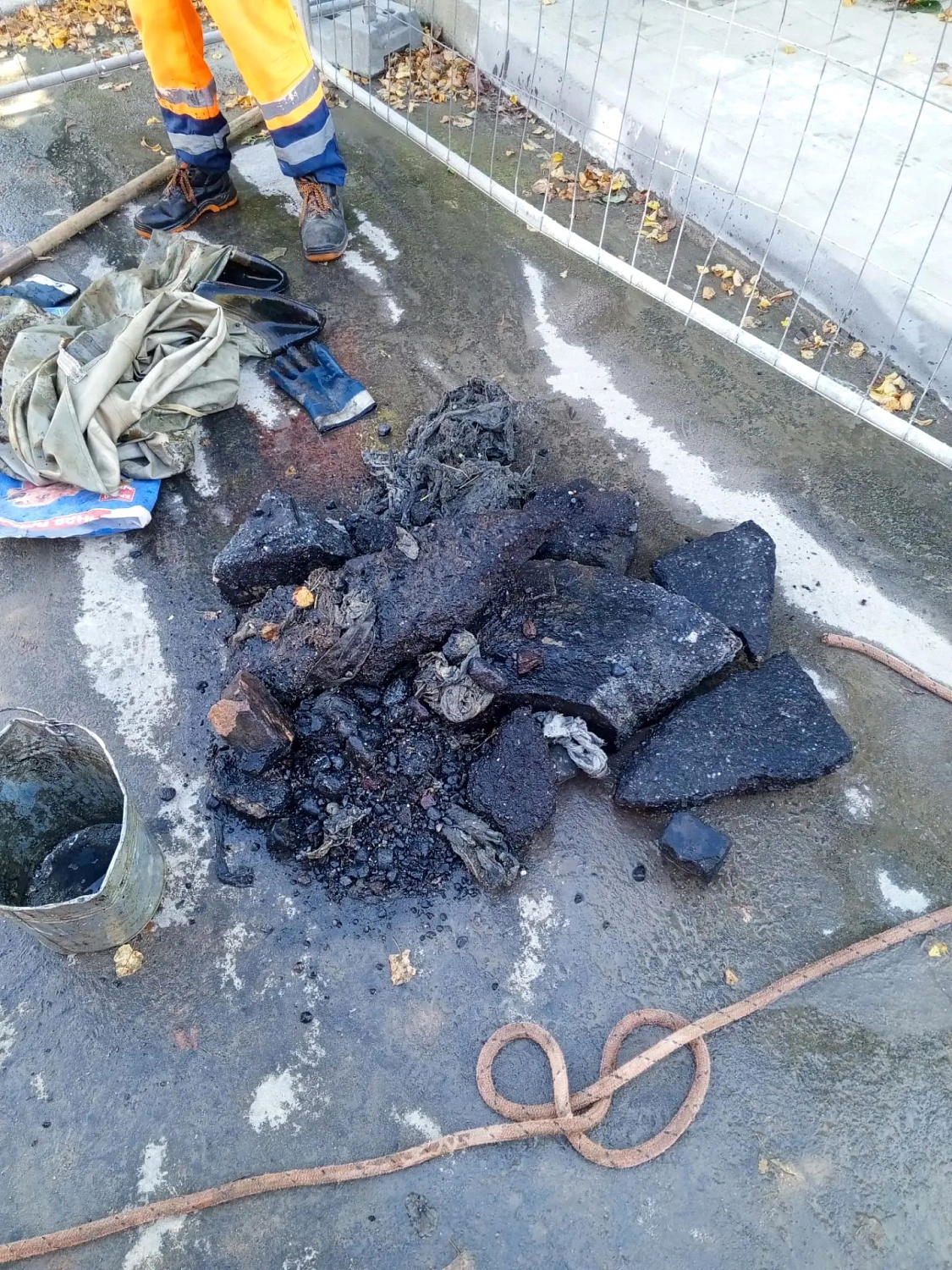 На улице Старокаменной в канализации нашли… асфальт